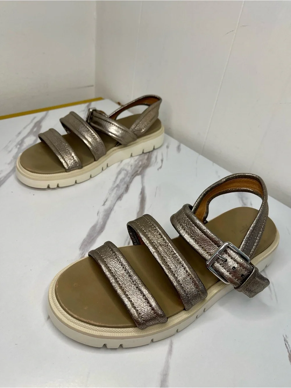 Frye Women's Mila Metallic Strappy Flat Slingback Sandal Sz 8.5M Soft Leather